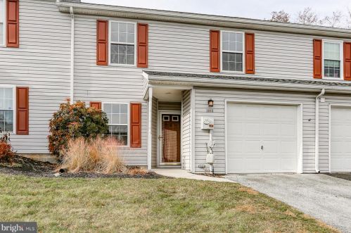 1083 Wooded Pond Dr, Harrisburg, PA 17111-4767