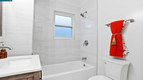 1555 Thrush Ave, San Leandro CA  94578-2045 exterior