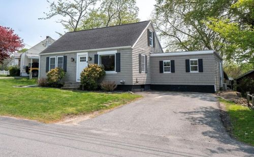 6 Stockton Dr, Middletown, RI 02842-4823