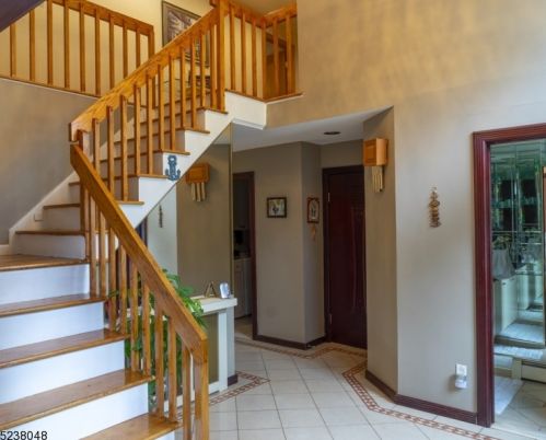 26 Benjamin Dr, Springfield, NJ 07081-3019