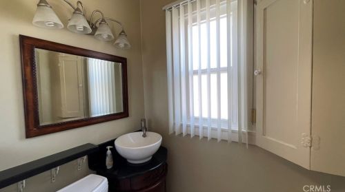 548 Oak St, Glendale CA 91204-1136 exterior