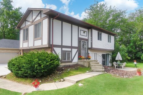 564 Creekwood Ct, Carol Stream IL  60188-9203 exterior