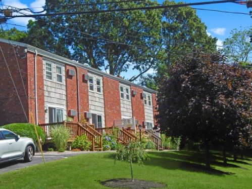 17 Crestview Dr, Westerly, RI 02891-2907