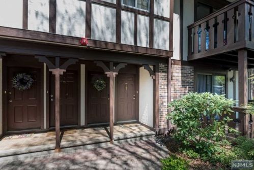 3412 Whittier Ct, Mahwah, NJ 07430-2303
