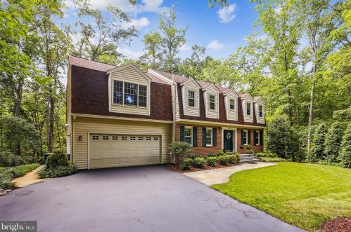 10737 Midsummer Dr, Herndon, VA 20191-5101