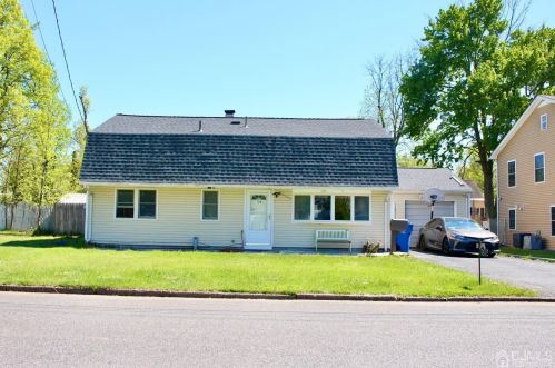 124 Francis St, Iselin, NJ 08830-1151
