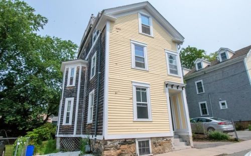 34 Extension St, Middletown, RI 02840-3410