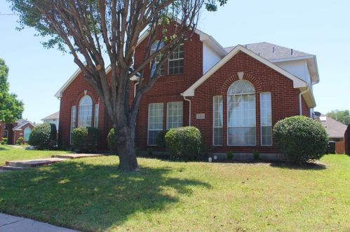 1409 Hollow Ridge Dr, Carrollton TX  75007-6045 exterior