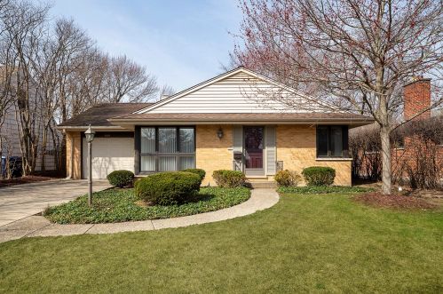 1020 Oxford Rd, Bannockburn, IL 60015-3323
