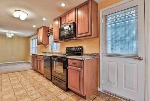 38 Scottsdale Dr, Hudson NH  03051-3750 exterior