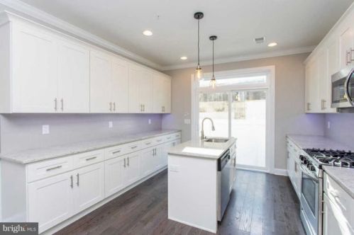 522 Mercy St, Philadelphia, PA 19148-2533