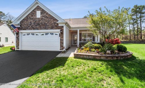 5 Peterborough Ln, Lakehurst, NJ 08759-7320
