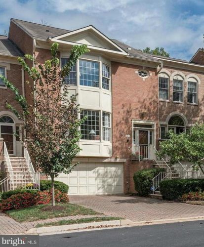 105 Gresham Pl, Falls Church, VA 22046-3440