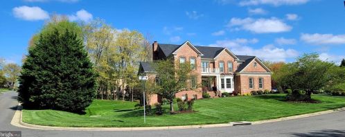 1194 Lees Meadow Ct, Great Falls, VA 22066-1859