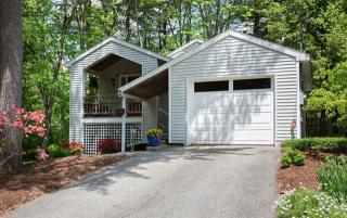 2 Franconia Dr, Nashua, NH 03063-2116