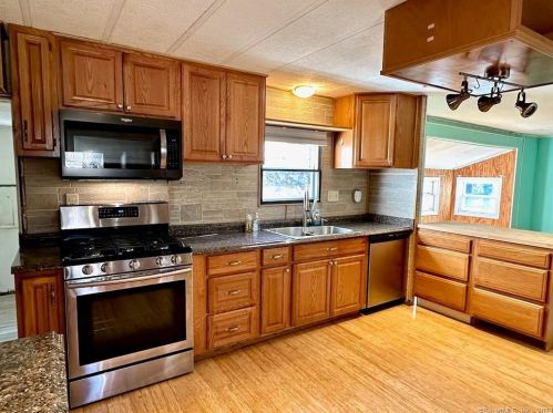 17 Naomi Dr, Gales Ferry, CT 06339-1220