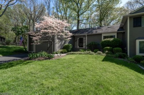 25 Hunters Cir, Lebanon, NJ 08833-4395
