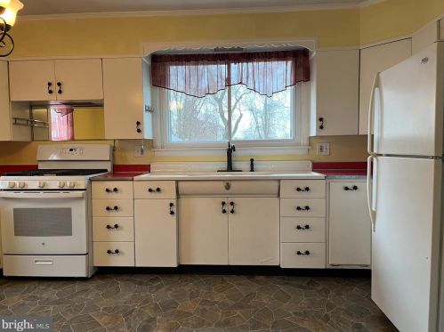 56 Mandl St, Trenton NJ  08619-3604 exterior