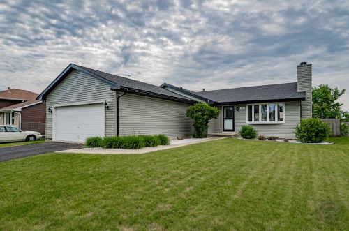 6916 Grantham Dr, Joliet, IL 60431-6049
