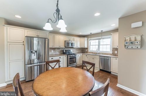 74 Wolf Dr, Trenton NJ 08610-1125 exterior