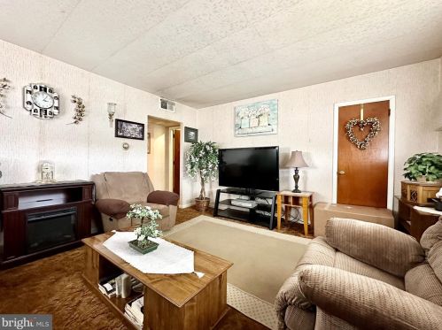 1113 Hunting Park Ave, Philadelphia PA 19140-2830 exterior