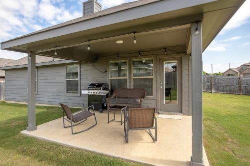 1712 Chivalry Ln, Fort Worth TX  76140-5780 exterior