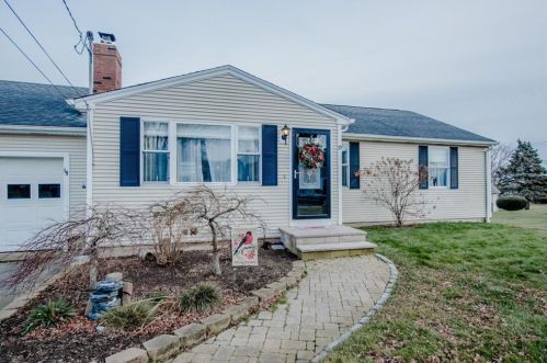 19 Harvey Rd, Middletown, RI 02842-5505