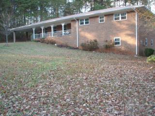 1179 Lakeshore Cir, Gainesville, GA 30501-1558