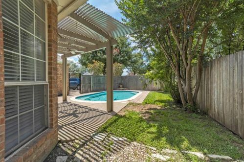 901 Hilton Dr, Midlothian TX  76063-3840 exterior
