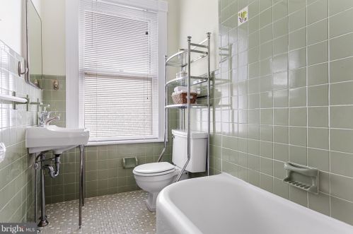 135 Warwick Rd, Tavistock NJ  08033-3706 exterior