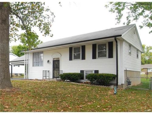 241 Chrysler Dr, Fenton, MO 63026-2804