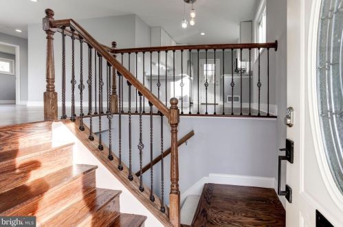 7113 Evanston Rd, Springfield, VA 22150-3624
