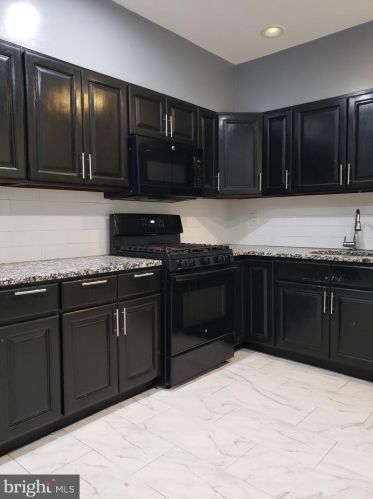 2222 12 St, Philadelphia PA 19147-1832 exterior