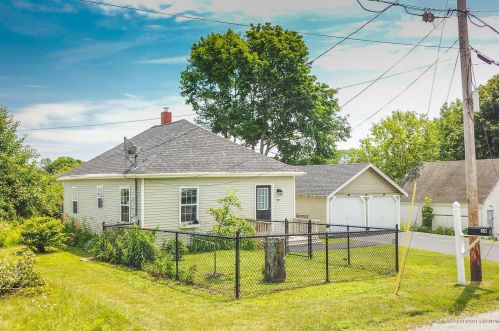 39 Knott St, Rockland, ME 04841-2413