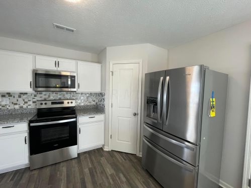 1881 Erika Dr, Springfield OH  45503-5883 exterior