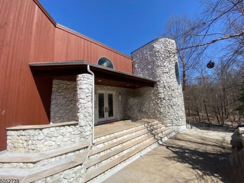 54 Saw Mill Rd, Kinnelon, NJ 07405-3228