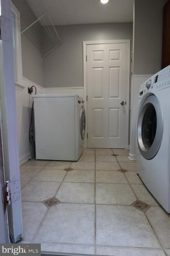 8005 Lake Pleasant Dr, Springfield VA  22153-3005 exterior