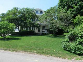 32 Henry St, Westerly, RI 02891-1677