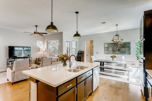 2602 Diaz St, Austin TX  78702-3915 exterior
