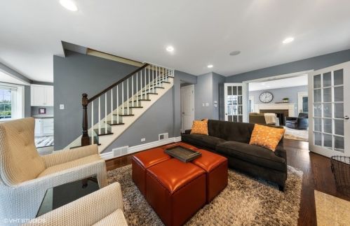12 Mcintosh Ave, Willowbrook IL  60514-1143 exterior