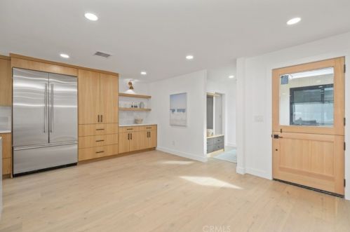 5261 Allott Ave, Van Nuys CA  91401-5902 exterior