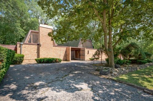 42 Oxford Dr, Half Day, IL 60069-3147