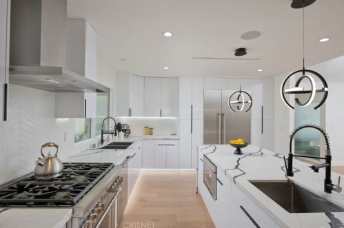 16433 Refugio Rd, Van Nuys, CA 91436-3739