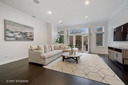 2902 Paulina St, Chicago, IL 60657-4068