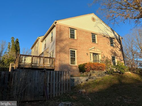 5712 Crownleigh Ct, Springfield VA  22015-1855 exterior