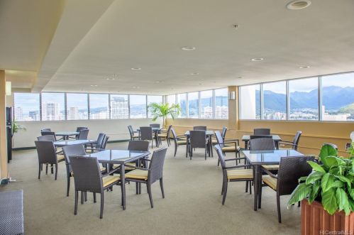 2427 Kuhio Ave, Honolulu HI  96815-3301 exterior