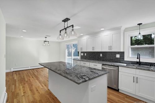 19 Mohawk Cir, Windsor CT  06095-2656 exterior