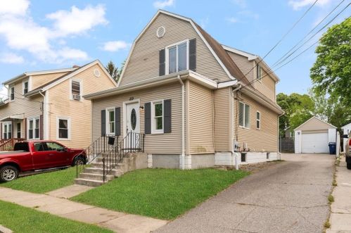 69 Van Buren St, Warwick, RI 02888-2043