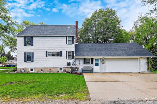 606 5th St, Alden, IL 60033-2318