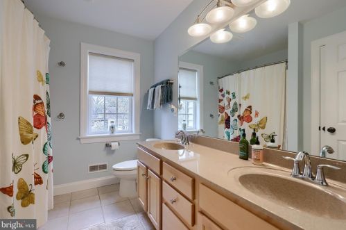 3 Twin Oaks Holw, Lancaster PA  17601-2234 exterior